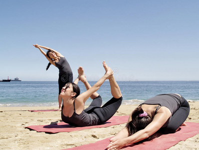 海滩上几个比克拉姆瑜伽姿势的组合