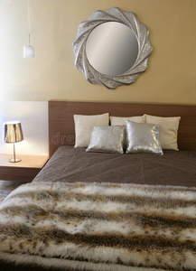 卧室现代银镜假毛毯