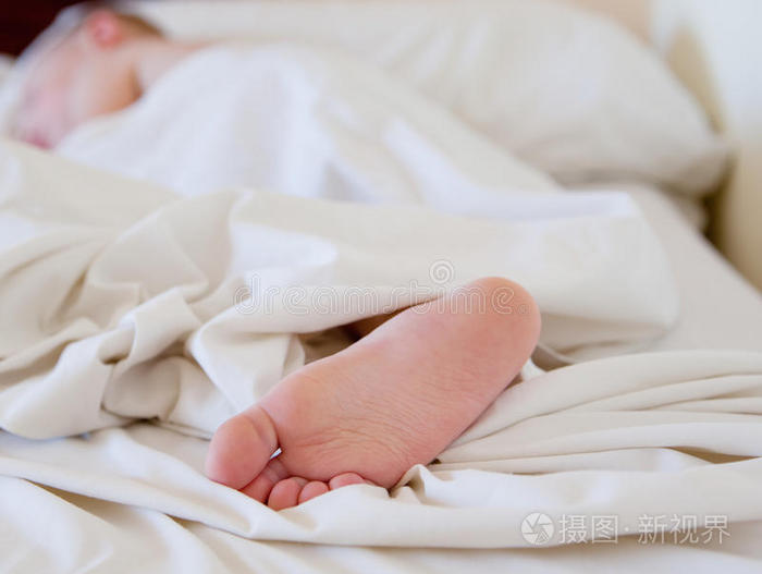小男孩在睡觉