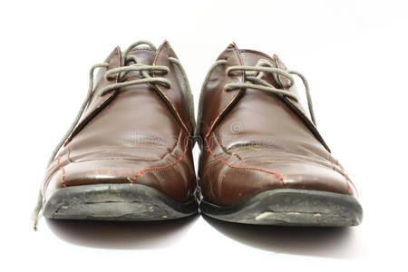 破鞋皮箱配皮鞋鞋在香蕉皮上滑倒脏跑鞋旧冰刀对风化的木墙旧皮鞋被