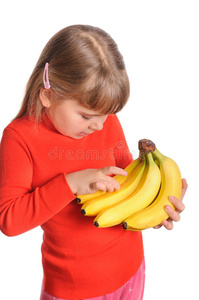 女孩手里拿着一捆香蕉