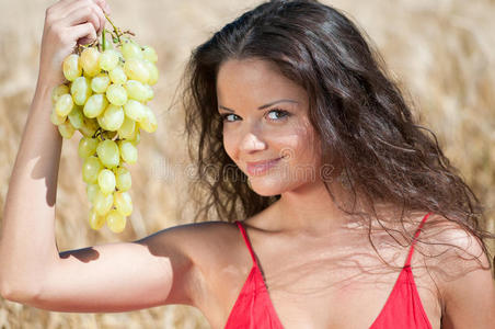 麦田里吃葡萄的好女人。