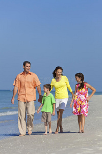 带着孩子散步的家庭在海滩上玩得开心
