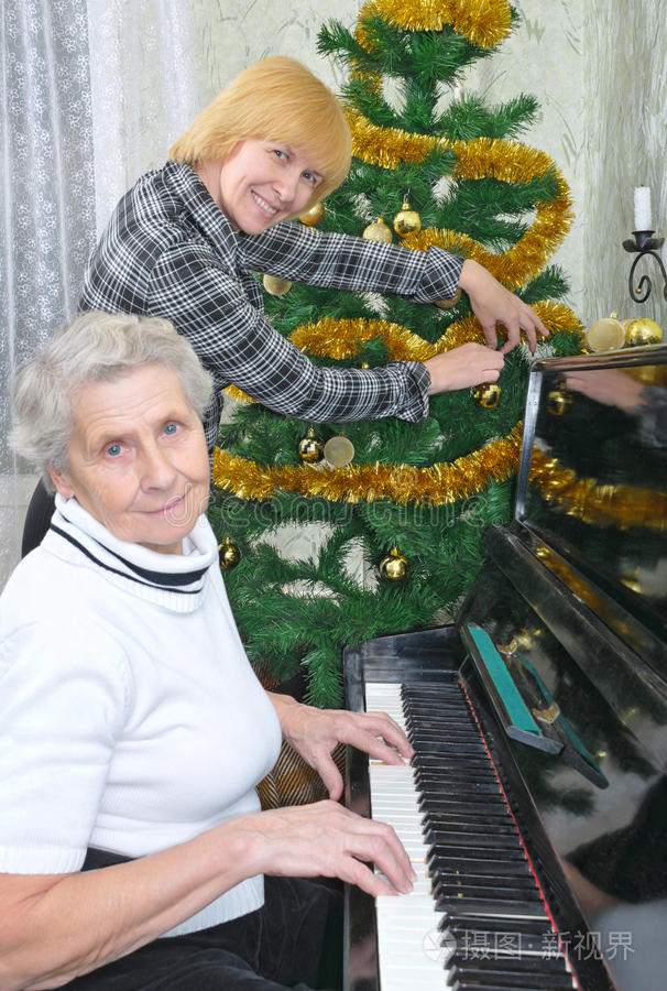 奶奶和女儿准备过圣诞节