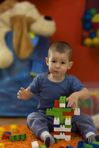 小男孩玩玩具积木
