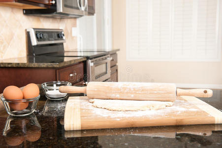 厨房里的面团和擀面杖