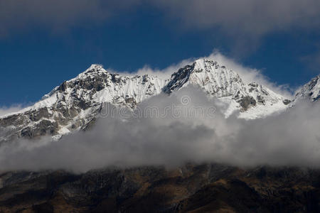 西藏的雪山笼罩着云层