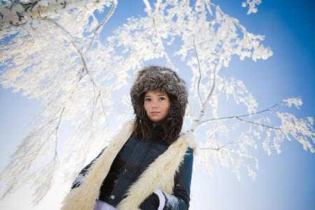 雪覆盖的树枝上的女人