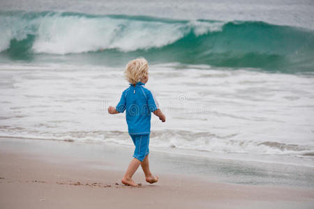 走向海浪的男孩图片