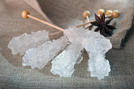 覆盖白色和巧克力冰糖, 在白色的桌子上棕色冰糖多晶体盒中的计算机