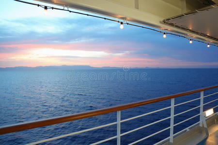 从游轮甲板上看。日落