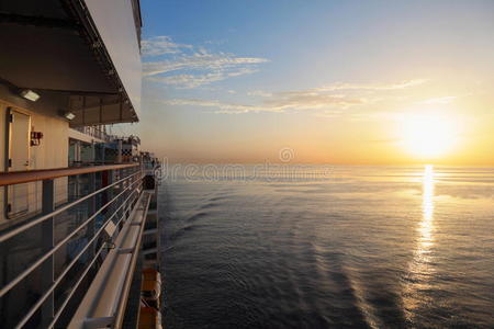 从游轮甲板上可以看到早晨的景色。
