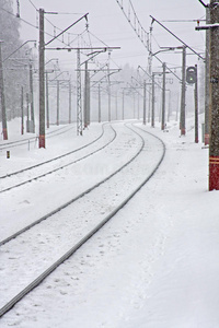 被雪覆盖的铁路线