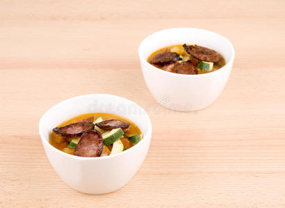 两碗美味的自制麻辣汤照片