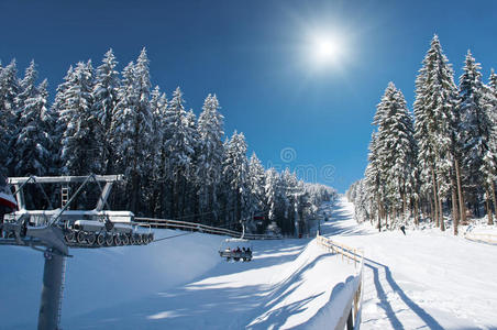 求助 高的 滑雪者 可爱的 滑雪板 乐趣 假日 风景 升降椅