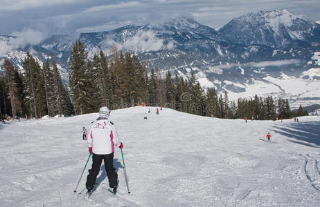 一个女人在滑雪场滑雪