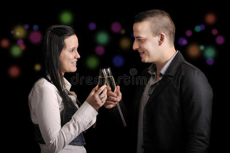 快乐的年轻夫妇喝一杯图片