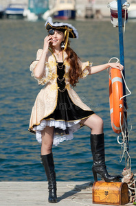 户外穿海盗服装的年轻女子画像
