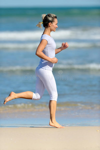 在海滩上慢跑的年轻女子
