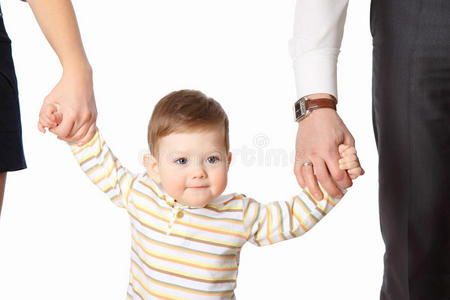 小男孩牵着父母的手