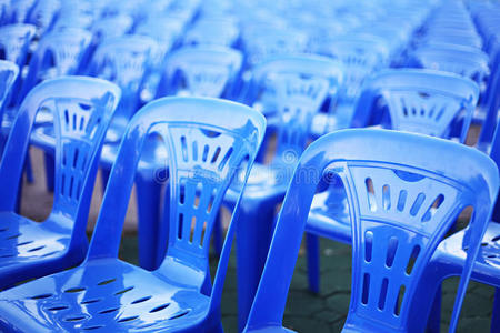 一排排蓝色的椅子