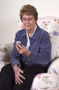 老奶奶用手机发短信图片
