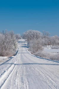 爱荷华州乡村公路上的冬季景色