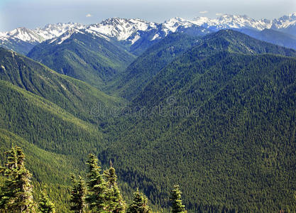 鞍部山脊山谷山峰图片