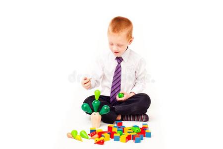 男孩玩积木
