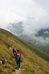 在法加拉山脉徒步旅行