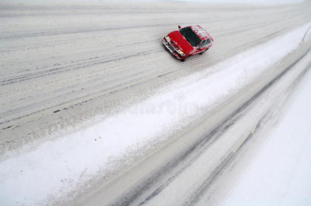 冰雪覆盖的公路