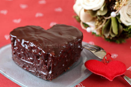 心形巧克力蛋糕和花束