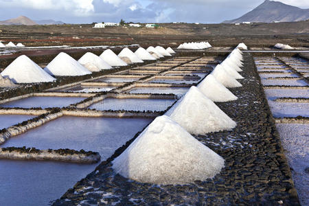 盐业精炼厂，来自lanzarote janubio的盐水