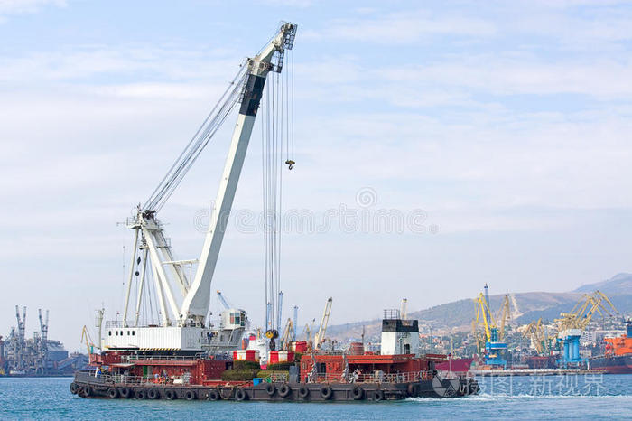 下载小样发票合同问题/举报海上拖航港湾的紫色夕阳日出时港口的船只