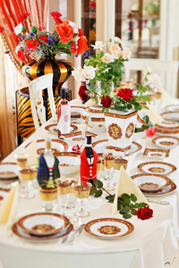 富丽堂皇的红瓷餐桌图片