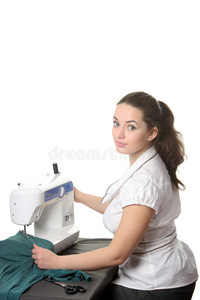 缝纫机上的裁缝工作图片