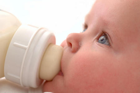 婴儿在喝他的奶瓶