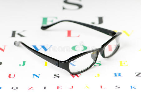 桌上的光学阅读眼镜