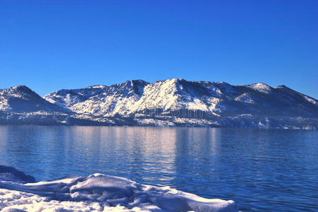 美丽的雪山和太浩湖