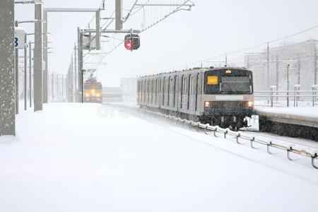 在荷兰阿姆斯特丹雪地里行驶的火车