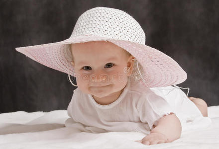 戴粉红帽子的婴儿