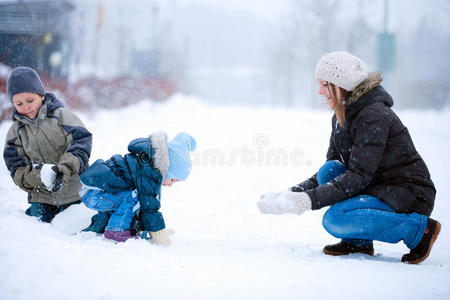 冬季户外家庭娱乐图片