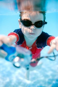 水下游泳的小男孩在水下游泳的小男孩照片