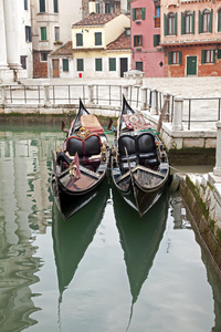 威尼斯码头上的两个平底船