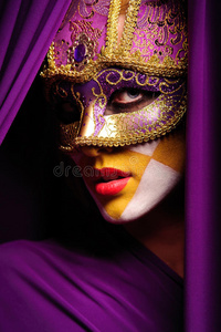 戴紫罗兰面具的妇女肖像
