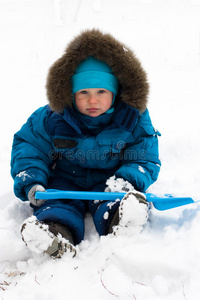 坐在雪地里的可爱男孩