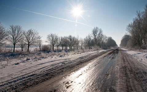 结冰的道路照片