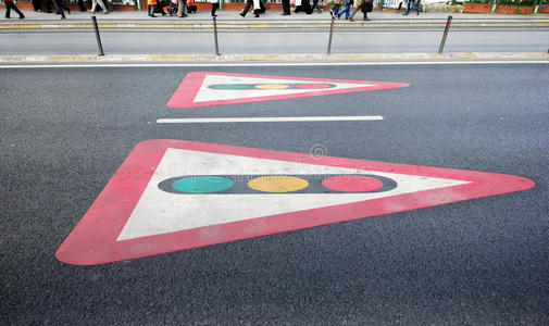 人行道上的红绿灯标志图片