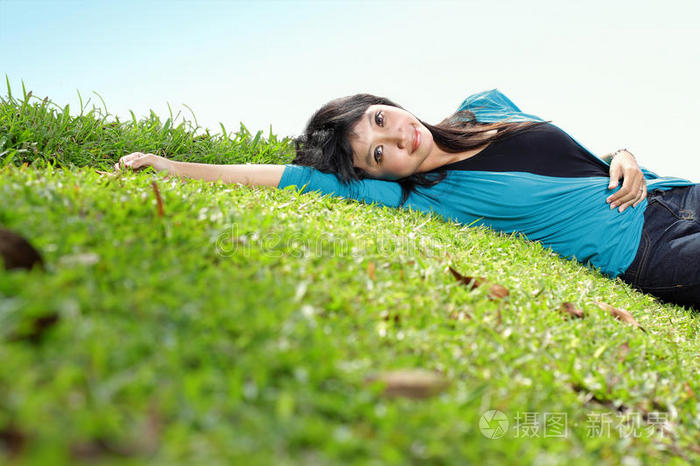 微笑着躺下的年轻漂亮女孩