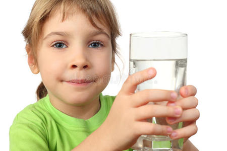 小女孩喝水的图片情头图片